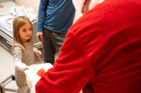 Weihnachtsmann verteilt Geschenke in der Stader Kinderklinik