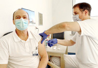 Erste Impfungen für Mitarbeiter in den Elbe Kliniken